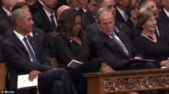 小布什在麦凯恩追悼会上给米歇尔传糖 美国网友被暖到了