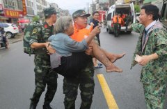 广东部分地区内涝 近百退伍老兵主动请缨抗洪抢险