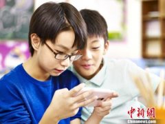 八部门防控青少年近视：调控网游总量 课堂禁带手机