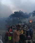 犹如世界末日！希腊民众被山火围困被迫跳海求生 视频曝光