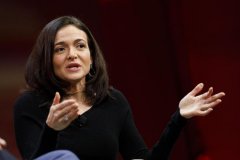 Facebook COO：不想让我用你的数据推告白？那就付费